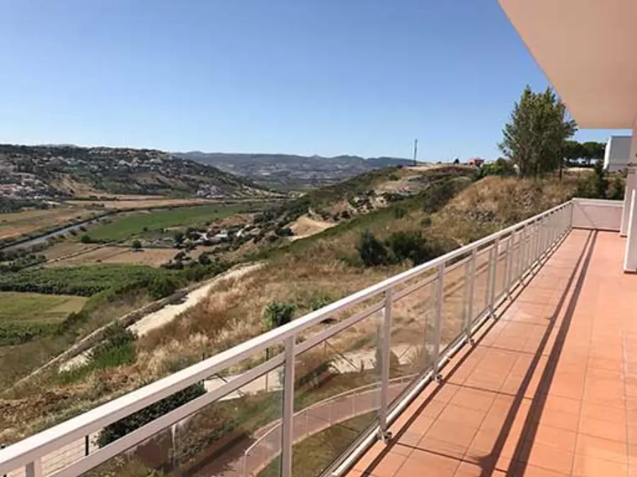 Varanda e vista exterior da residência